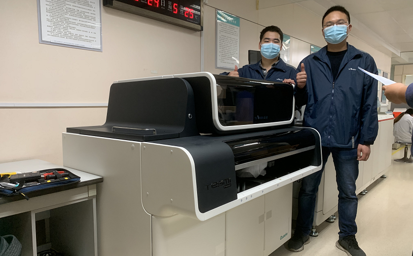 2021-10-31-天作之合在湘雅-自免产品线装机新闻-图1-工作人员和仪器合影.png